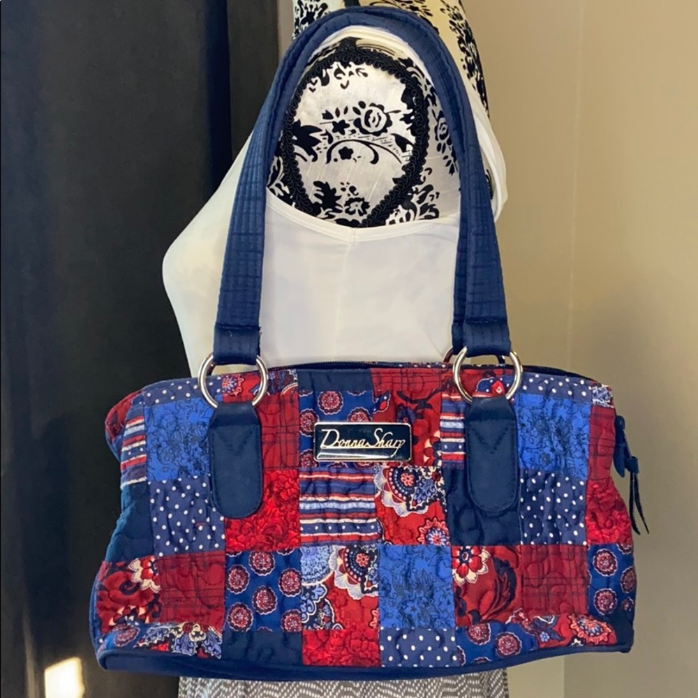 Great condition , super clean purse- no flaws